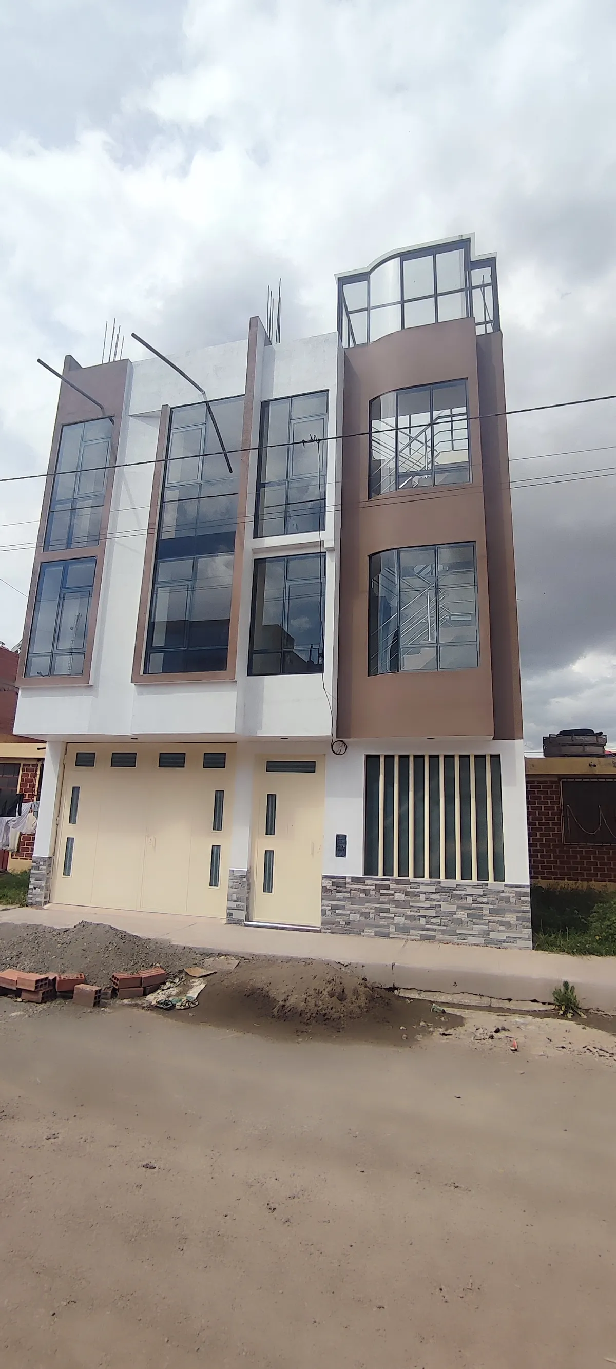 Imagen de Casa con 3 departamentos en estreno 