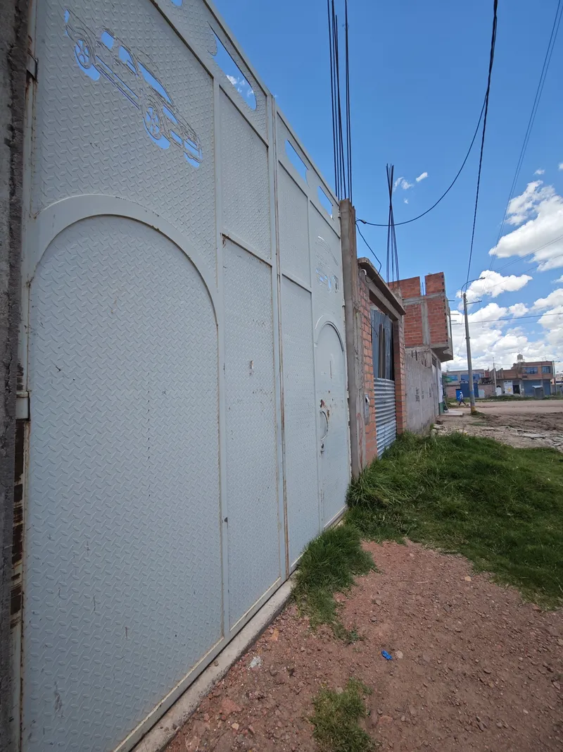 CASA EN LA MISMA AV. Q. CHURA CON AV. FERROCARRIL — foto 1